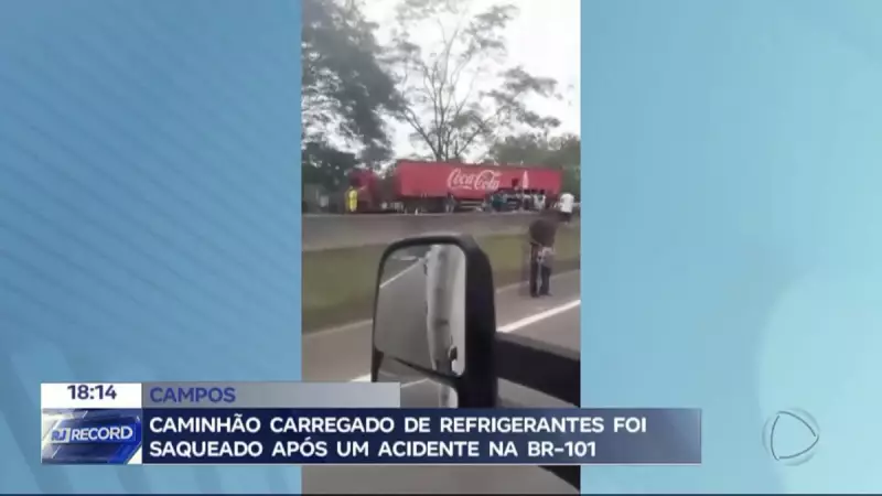 Caminhão carregado de refrigerantes é saqueado após acidente na BR-101 no RJ