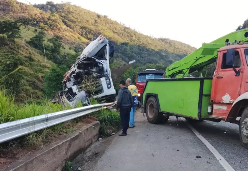 Caminhão carregado de sal tomba na BR-116 e mata motorista em acidente trágico