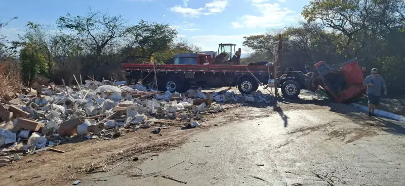 Caminhão carregado de vasos sanitários tomba e interdita BR-251 em Minas Gerais — veja os detalhes