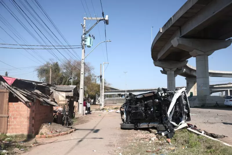 Caminhão-cegonha tomba em ponte de Porto Alegre: carga milionária e trânsito caótico