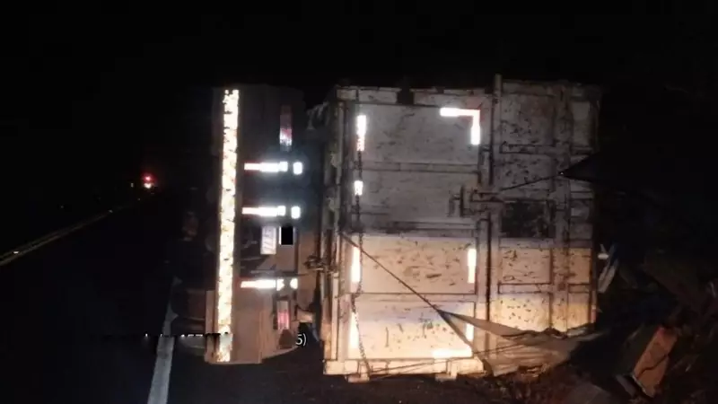 Caminhão com 26 toneladas de sucata tomba em rodovia de Paraguacu Paulista — veja o estrago!