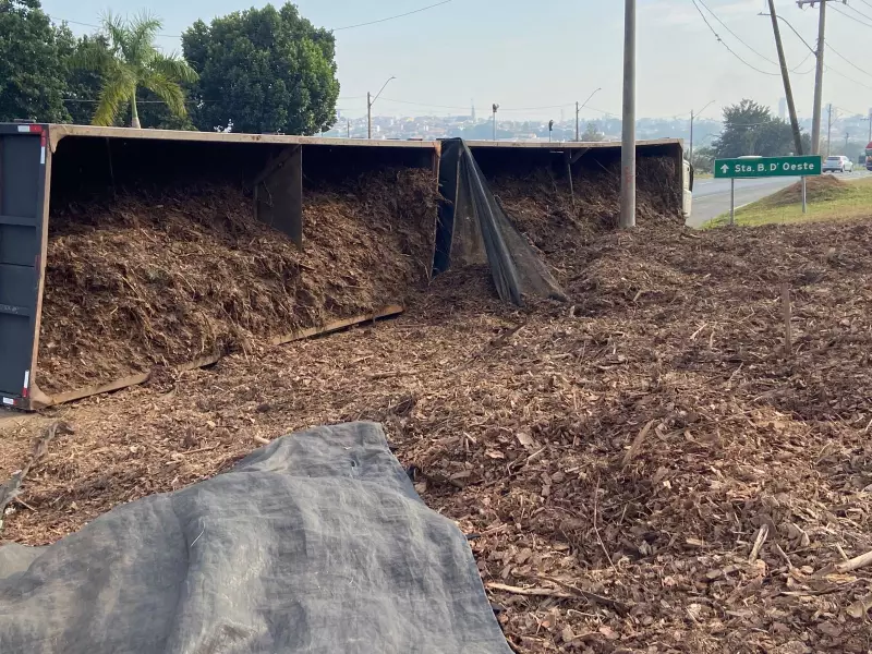 Caminhão com 30 toneladas de casca de pinus tomba e interdita rodovia entre Capivari e Santa Bárbara d'Oeste