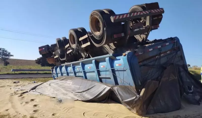 Caminhão com 30 toneladas de farelo de soja tomba e interdita rodovia em Assis