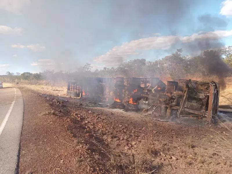 Caminhão com 50 toneladas de soja pega fogo na MG-479 e causa caos no trânsito
