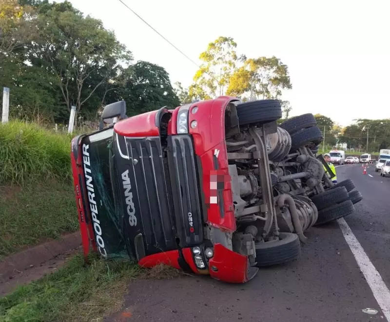 Caminhão com peças de automóveis tomba na Rodovia Raposo Tavares em Regente Feijó