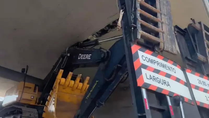 Caminhão com retroescavadeira fica preso e abre rachadura em viaduto de Valinhos — veja o estrago!