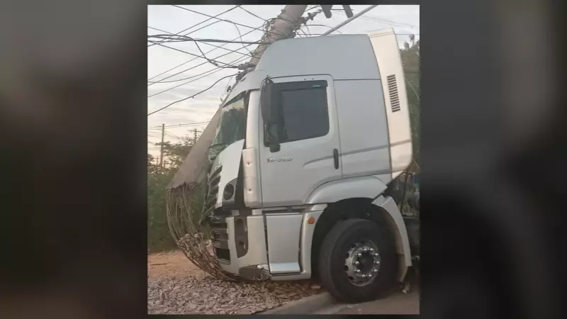 Caminhão derruba poste e causa apagão em Jundiaí: motorista sai ileso, mas prejuízo é grande