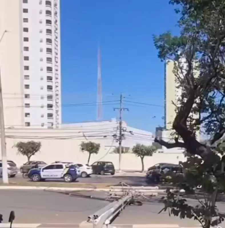 Caminhão derruba poste e deixa Cuiabá às escuras: semáforos, hospital e 19 mil imóveis sem energia
