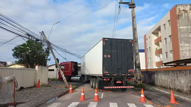 Caminhão derruba poste e deixa moradores sem energia em João Pessoa; rua é interditada