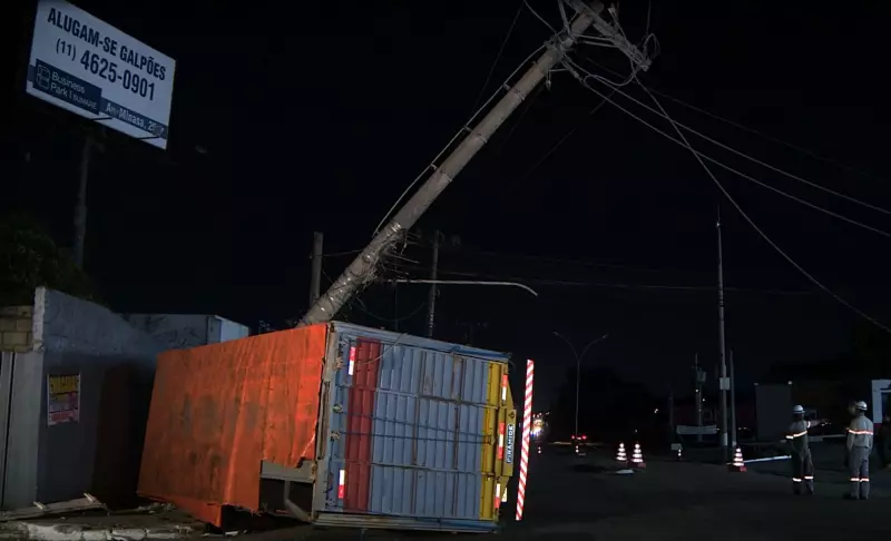 Caminhão derruba postes e tomba em Sumaré: acidente causa transtornos na região