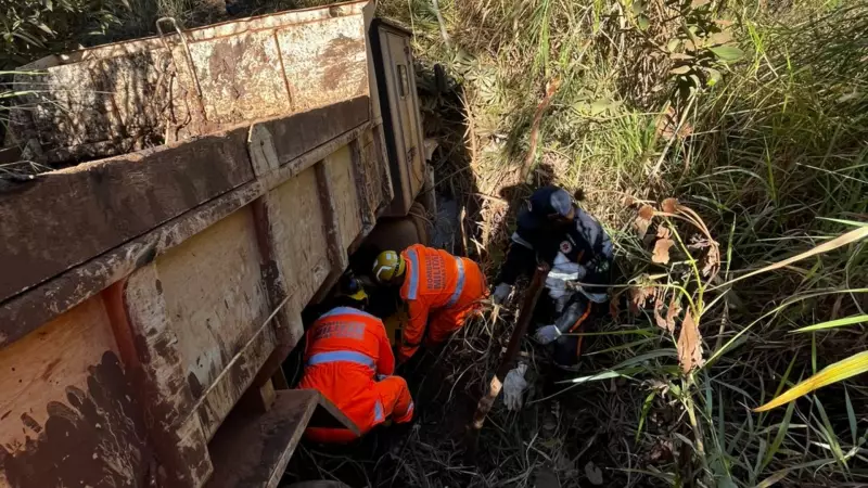 Caminhão desengatado vira 'foguete' em Patos de Minas: motorista escapa por pouco após queda de 20 metros