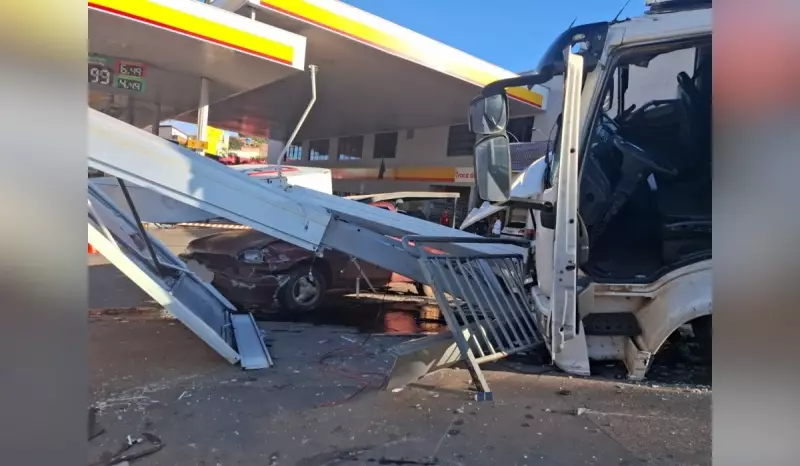 Caminhão desgovernado invade posto de combustíveis em Tatuí após desviar de ambulância; veja o vídeo