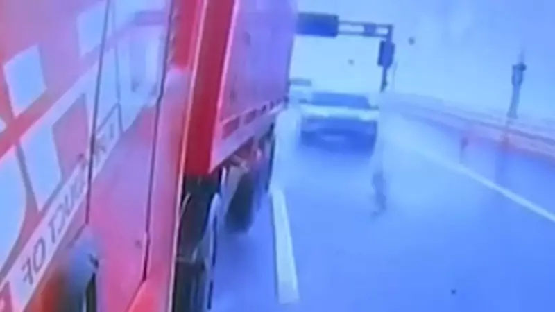 Caminhão desgovernado quase provoca tragédia na China — veja o vídeo chocante!