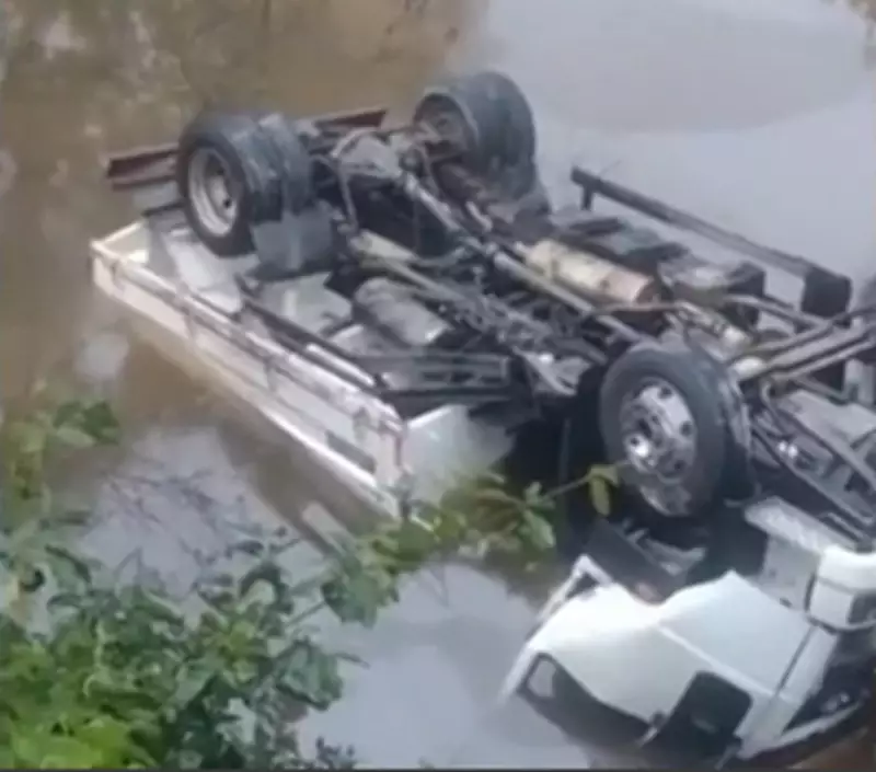 Caminhão despenca em rio no interior de AL: veja os detalhes do acidente