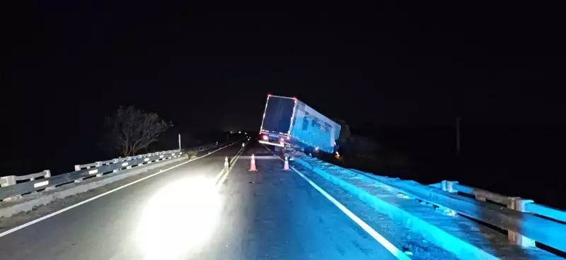 Caminhão fica pendurado em ponte da BR-304 após motorista perder controle — Veja o vídeo!