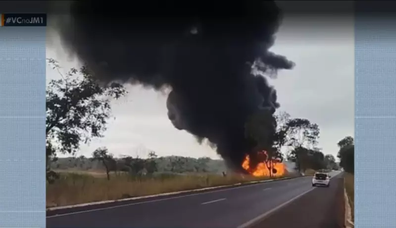 Caminhão-tanque explode em chamas após sair da pista na BR-316 no Maranhão — veja imagens impressionantes