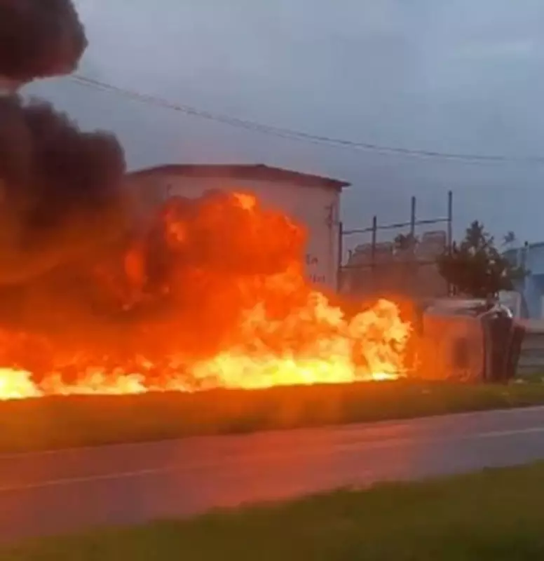 Caminhão-tanque tomba e pega fogo na BR-101 em Igarassu; veja o vídeo