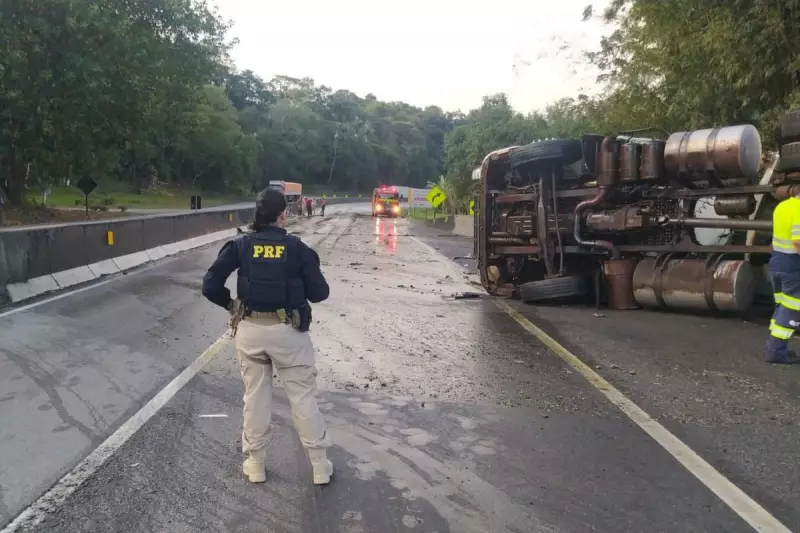 Caminhão tomba e bloqueia estrada em Morretes: veja o que aconteceu