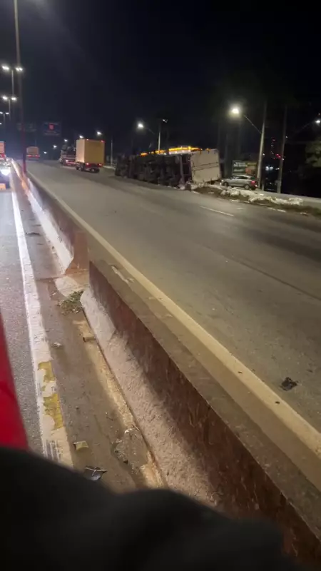 Caminhão tomba e interdita Anel Rodoviário de BH com bobinas de plástico espalhadas