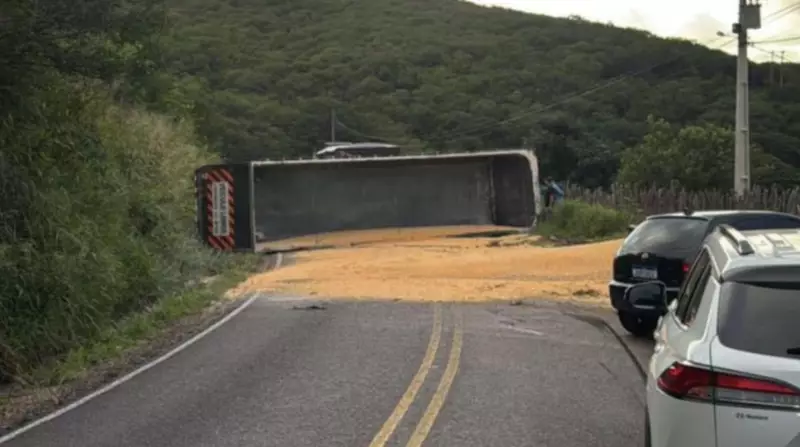 Caminhão tomba e interdita rodovia no interior do Ceará: veja detalhes do acidente