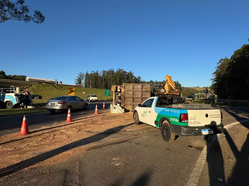 Caminhão tomba em rotatória de Valinhos e deixa sucata espalhada — veja o caos