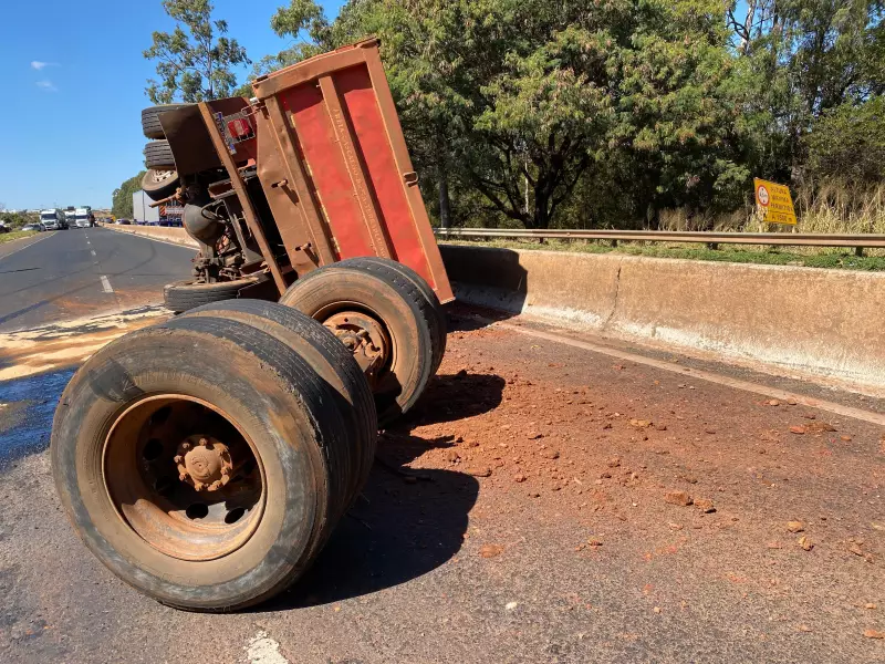 Caminhão tomba na BR-050 em Uberlândia e causa vazamento de óleo na pista