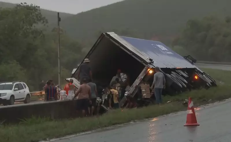 Caminhão tomba na BR-101 e carga de leite é saqueada por populares em Pernambuco | Vídeo