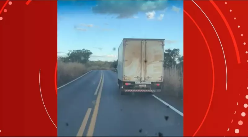 Caminhoneiro embriagado é flagrado pela polícia e não consegue soprar o bafômetro em Minas Gerais