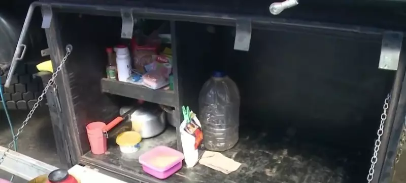 Caminhoneiro vive há um mês dentro do caminhão em Teresina após impasse com empresa