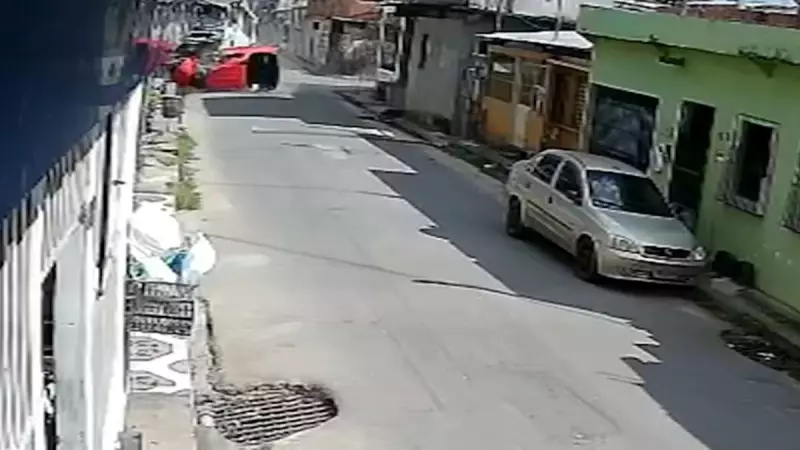 Caminhonete ignora preferencial e é atingida por ônibus em Manaus — veja o vídeo chocante!
