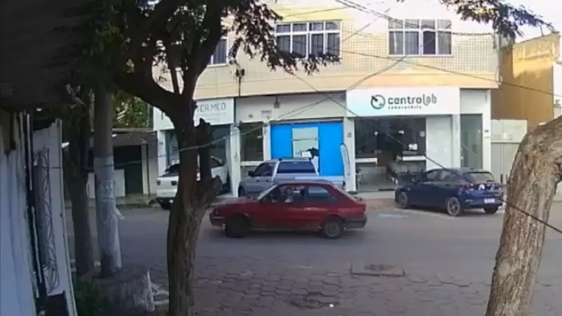 Caminhonete invade clínica no ES e deixa proprietário ferido; veja o vídeo