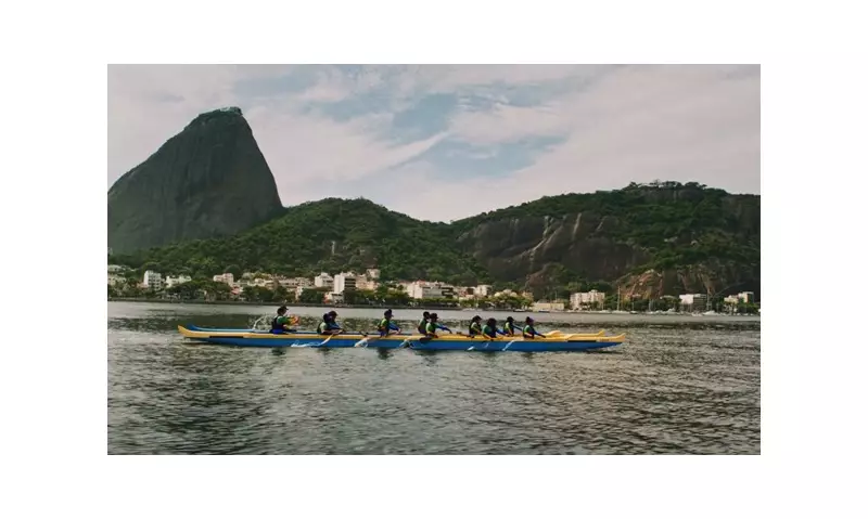 Canoa Havaiana: Como esse esporte está transformando o futuro de jovens no Rio de Janeiro