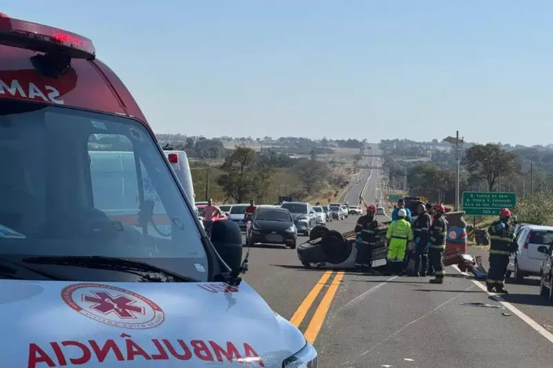 Capotamento na SP-318 em São Carlos: Quatro veículos envolvidos e feridos no local