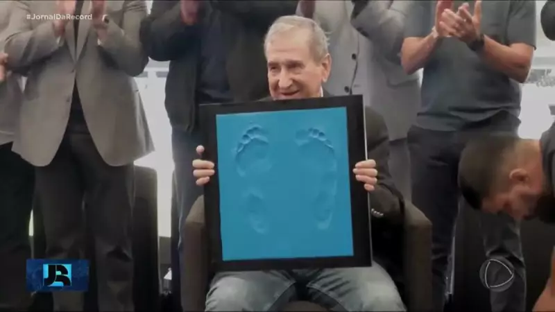 Carlos Alberto Parreira, técnico do Tetra, ganha estrela na Calçada da Fama do Maracanã — veja a homenagem!