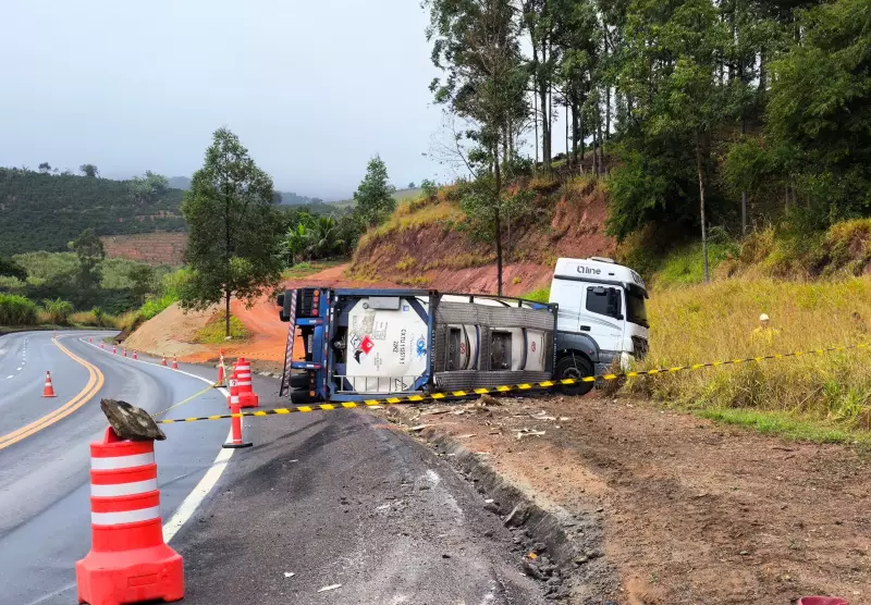 Carreta carregada com ácido acrílico tomba na BR-116 em São Francisco do Glória e causa transtornos