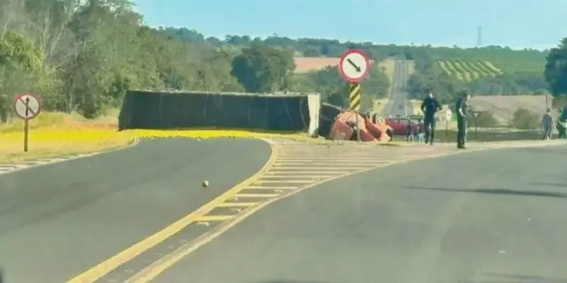 Carreta carregada de laranjas tomba e interdita rodovia entre Avaré e Arandu — veja o caos no trânsito!
