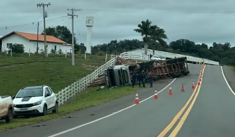 Carreta carregada de madeira tomba em rodovia de Porangaba; motorista sofre ferimentos leves