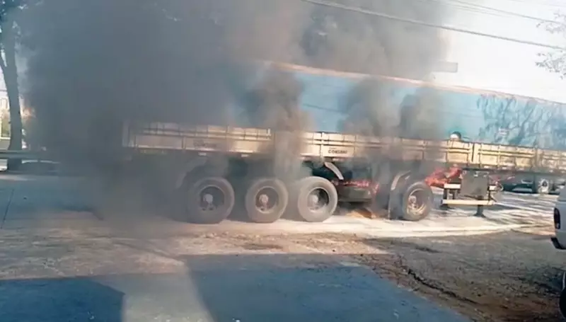 Carreta carregada de milho vira bola de fogo em avenida de Piracicaba; veja o vídeo chocante