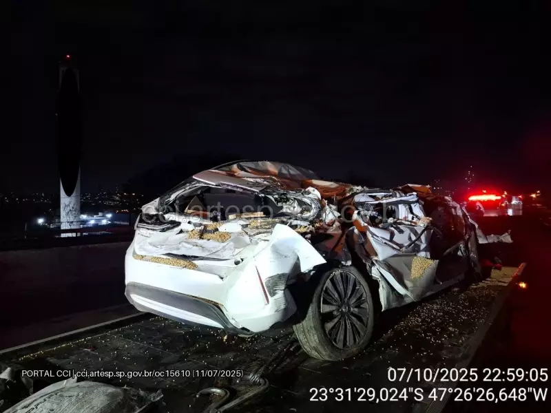 Carreta com 40 toneladas de soja tomba e esmaga carros na Raposo Tavares em Sorocaba