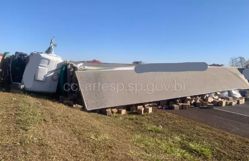 Carreta com desinfetantes tomba na Anhanguera e causa transtornos em Ituverava — veja imagens