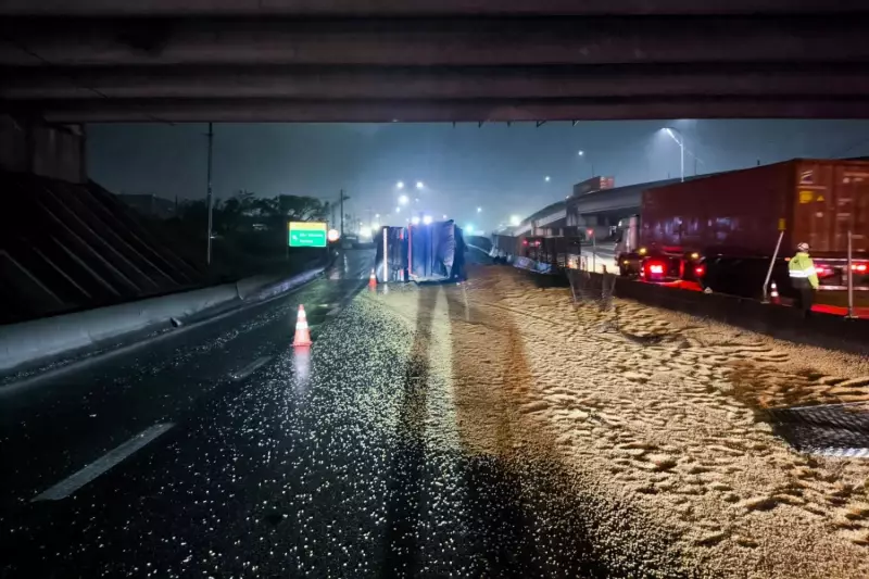 Carreta com toneladas de soja tomba e causa transtorno na Conêgo Dom Rangoni, em SP