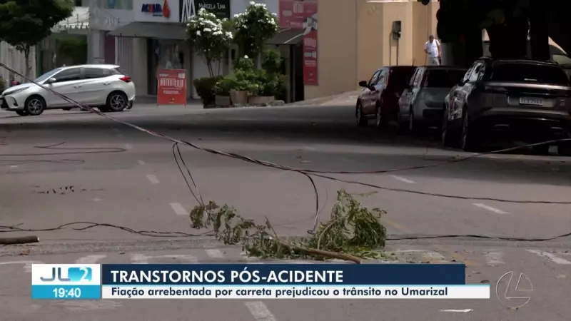 Carreta derruba fiação elétrica e causa apagão no bairro Umarizal, em Belém