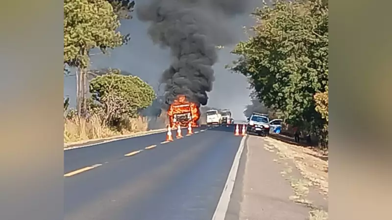 Carreta pega fogo e causa engarrafamento de 10 km na BR-262 em Sacramento (MG)