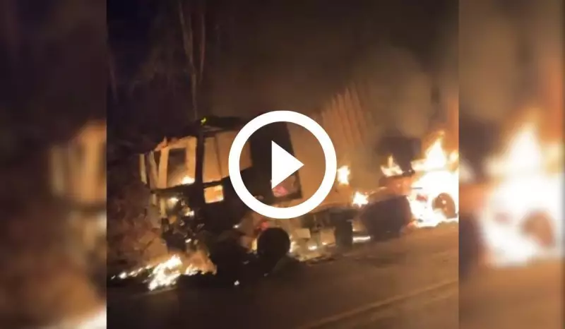 Carreta pega fogo e interdita BR-282 na Grande Florianópolis de madrugada