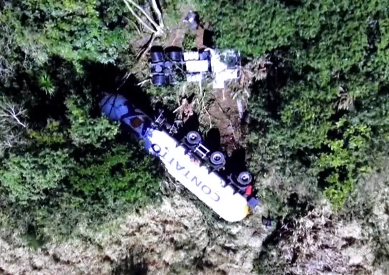 Carreta-tanque tomba e vaza gás na BR-277 no Paraná: trânsito interditado por 3 horas