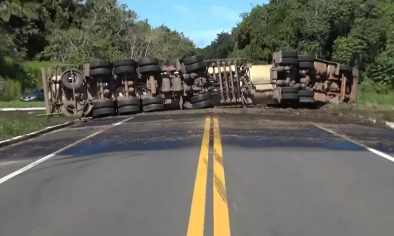 Carreta tomba e interdita BR-116 na Bahia: veja imagens e desvios