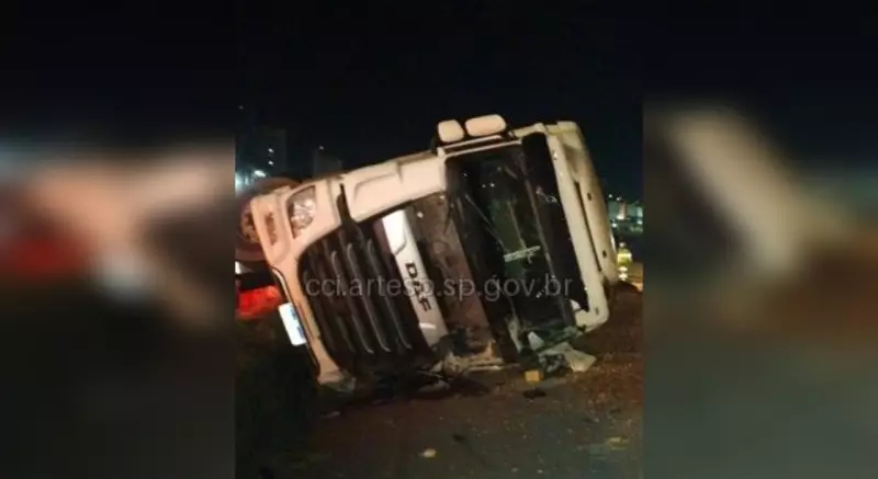 Carreta tomba e interdita trecho da Raposo Tavares em Sorocaba — veja os detalhes