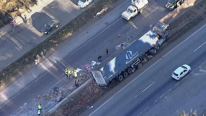Carreta tomba na BR-040 em Ribeirão das Neves e carga é saqueada por populares; veja vídeo