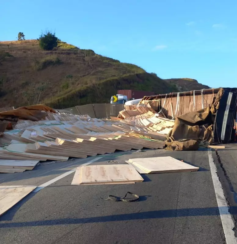 Carreta tomba na Via Dutra em Barra Mansa e causa transtornos no trânsito
