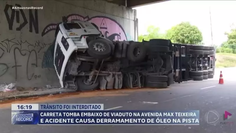 Carreta tomba sob viaduto e causa caos no trânsito de Manaus — veja imagens!